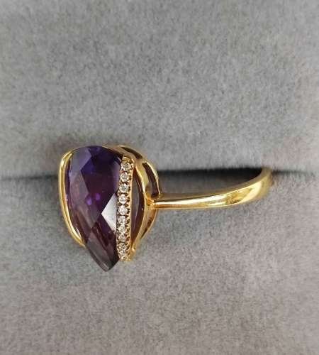 18K Yellow Gold Amethyst with Diamonds Ring