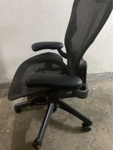 Herman miller aeron chair b size